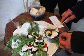 Das vegetarische Pfauengericht von Sandra Schieke konnte wärend der Ausstellung gekostet werden.
Das Pfau-Schwanz Rezept:
    2 Auberginen,
    2-3 mittlere Tomaten,
    1 Gurke,
    Oliven,
    1 Bund Dill,
    weicher Feta-Käse,
    1-2 Eslöffel Schmand,
    1-2 Knoblauchzehen