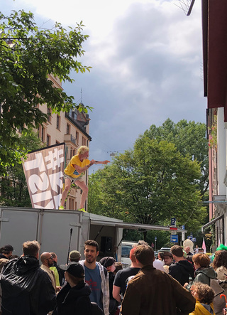 Performace von Trash Boo zur Aktion "Alles muss rein"  / #EXIST 