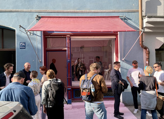 Galerie in der Theresienstraße  154 - das 'Schaufenster'  Netzwerkes, hier bei einer Ausstellung anlässlich der Eröffnung der neu dazu gewonnenen Ateliers in der Gabelsbergerstraße
