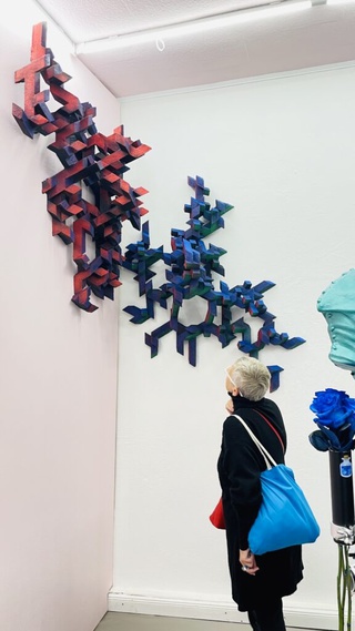 Wandinstallation von Moritz in der Ausstellung 'Match Made In Heaven'  2023