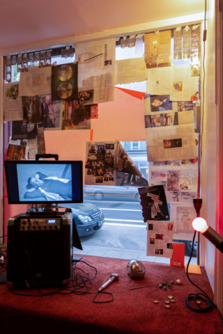 Installation von Samuel Fischer/ Yulia Lokshina/ Angela Stiegler in der Ausstellung Friends With Benefits'- Foto von Constanza Melendes