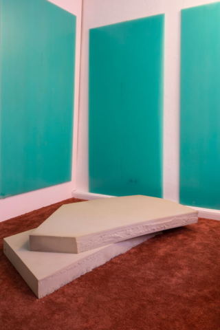Installation von Samuel Fischer/ Yulia Lokshina/ Angela Stiegler in der Ausstellung Friends With Benefits',  2023 Foto von Constanza Melendes